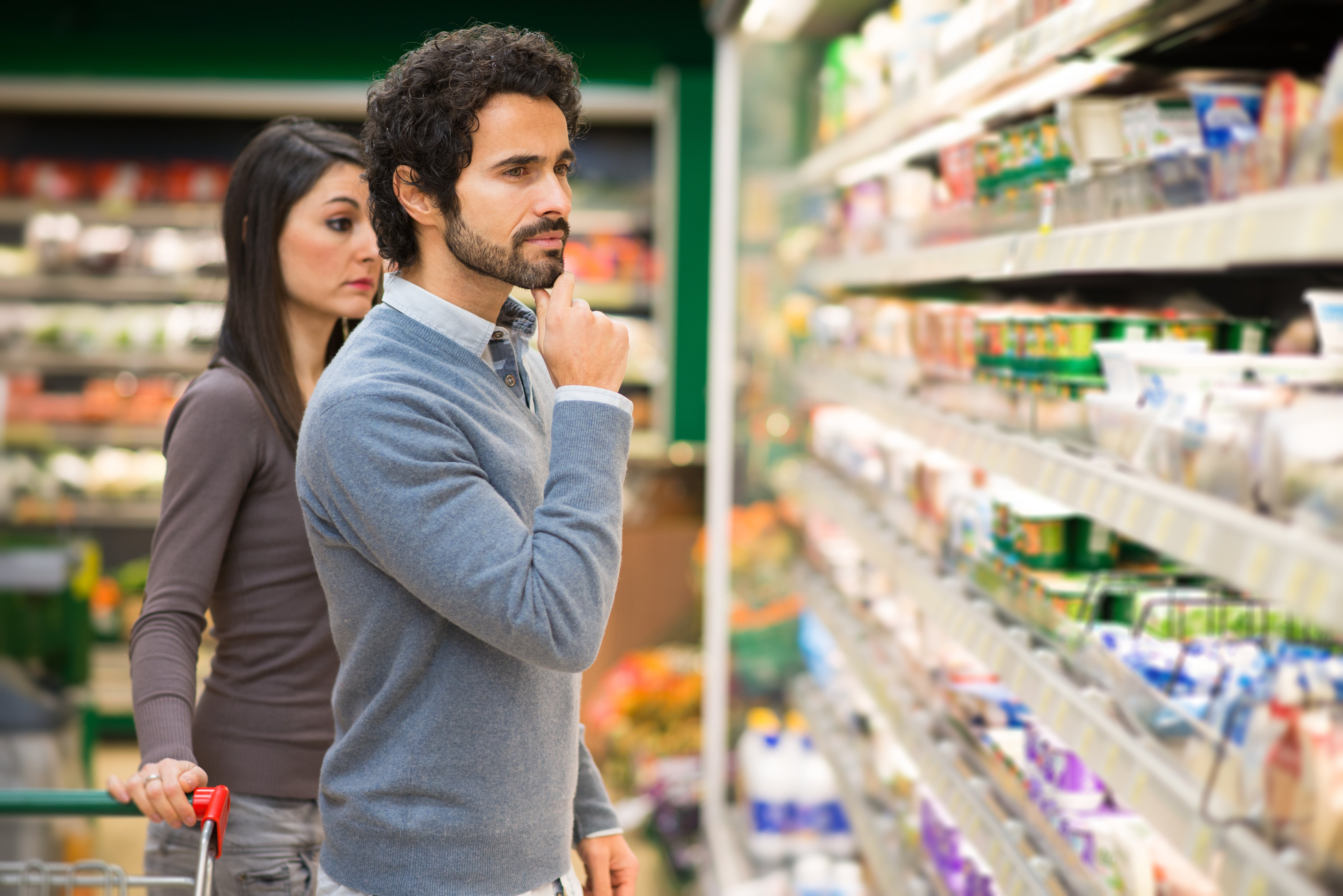 Labeling Services- Man and woman in grocery store | Mérieux NutriSciences